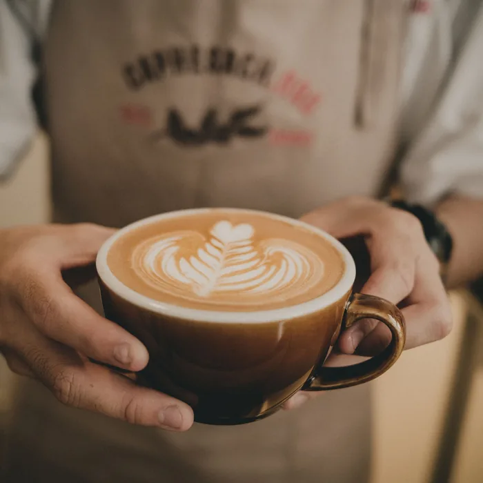 Barista preparando un café en su cafetería