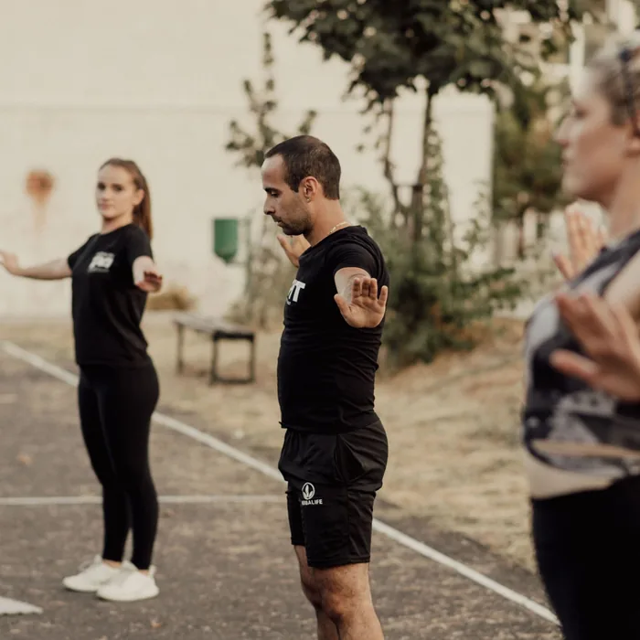 Entrenador dando clase a su grupo