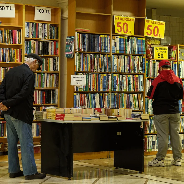 Librería de barrio con sus estanterías