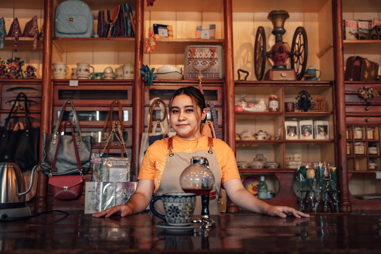 Comerciante joven detrás del mostrador de su tienda